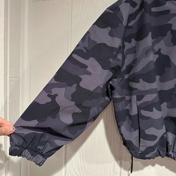 Old Navy Lightweight Water Resistant Jacket - Picture 2 of 10